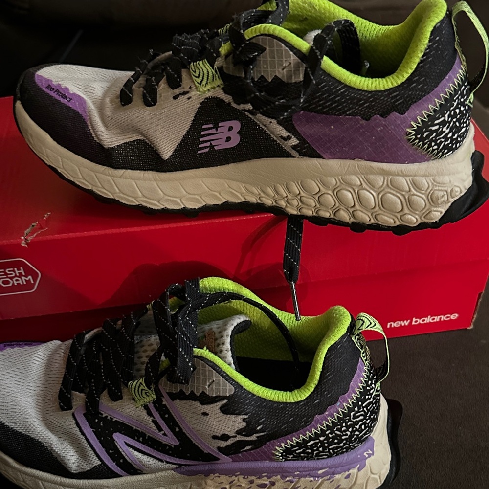 New Balance Women's Fresh Foam X Hierro V7 GTX Trail Running Shoe 6.5 D - Picture 2 of 5